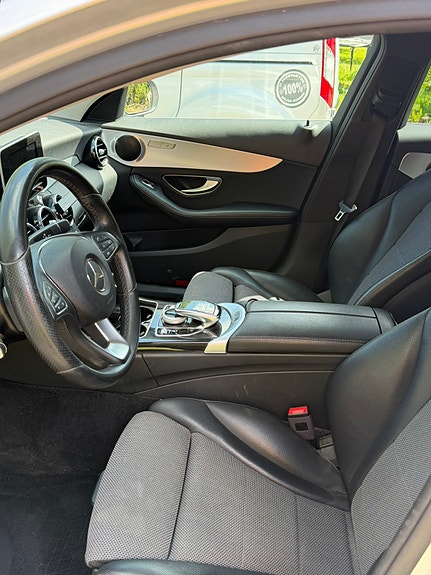 Mercedes-Benz C220 4 of 5