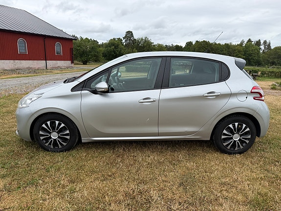 Peugeot 208 2 of 5