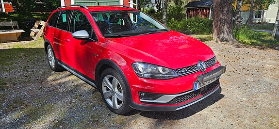 Volkswagen Golf Alltrack 2 of 5