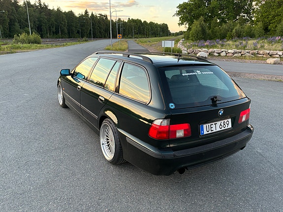 BMW 530d 4 of 5