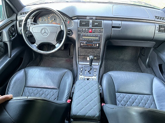 Mercedes-Benz E320 6 of 8