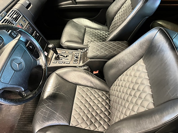 Mercedes-Benz E320 4 of 5