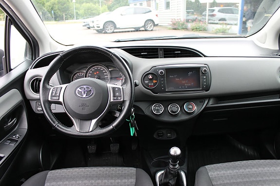 Toyota Yaris 5 of 9