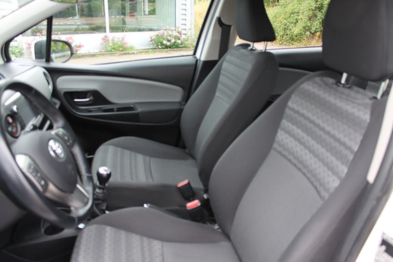 Toyota Yaris 6 of 9