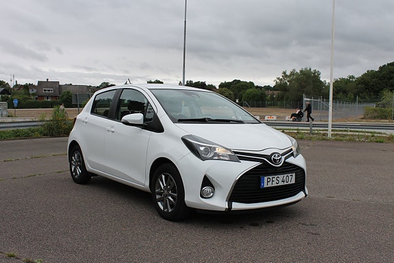 Toyota Yaris 2 of 9
