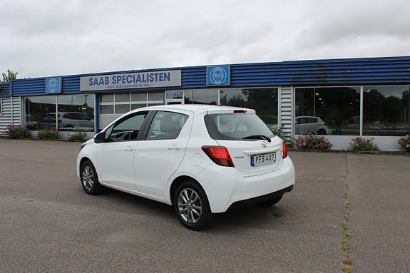 Toyota Yaris 3 of 9