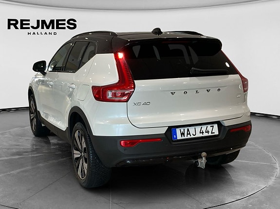 Volvo XC40 2 of 5