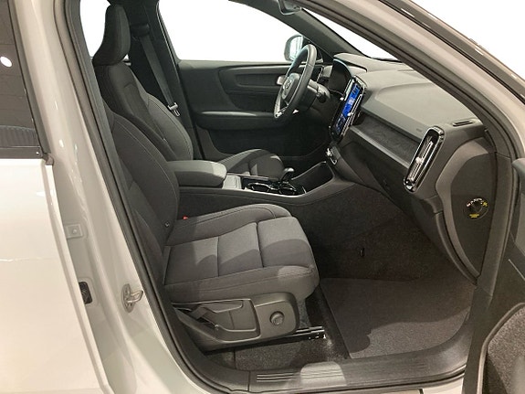Volvo XC40 4 of 5