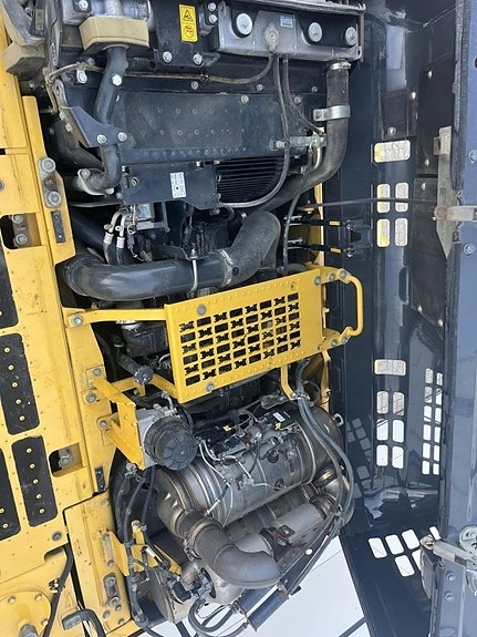 Komatsu HB365LC-3 8 of 12