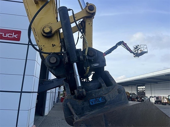 Komatsu HB365LC-3 10 of 12