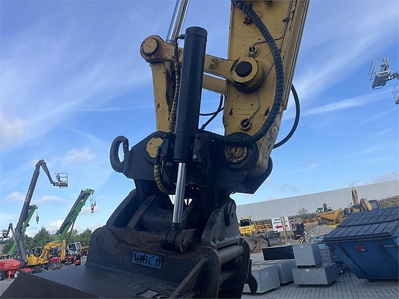 Komatsu HB365LC-3 11 of 12
