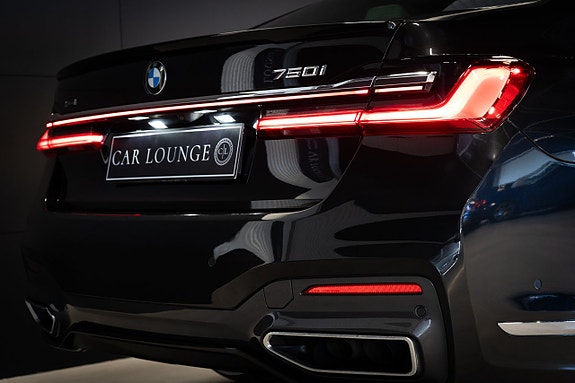 BMW 750i 4 of 5