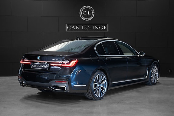 BMW 750i 3 of 5