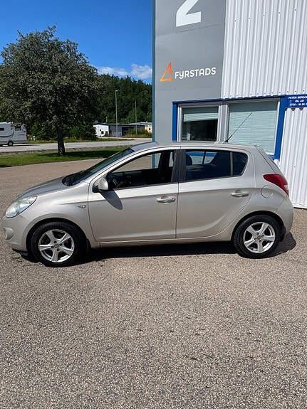 Hyundai i20 2 of 7