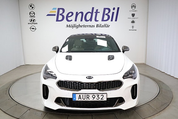 Kia Stinger 2 of 5