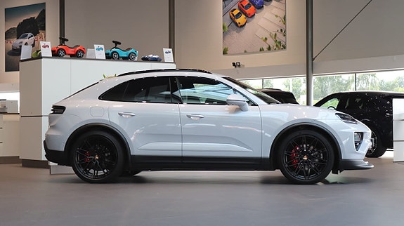 Porsche Macan 4S 3 of 5