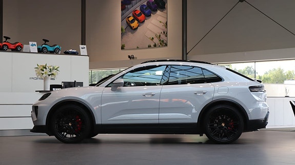 Porsche Macan 4S 4 of 5