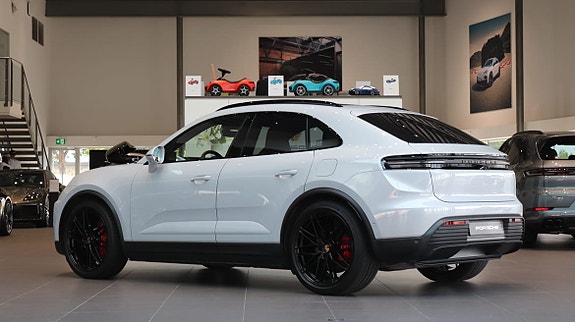 Porsche Macan 4S 2 of 5