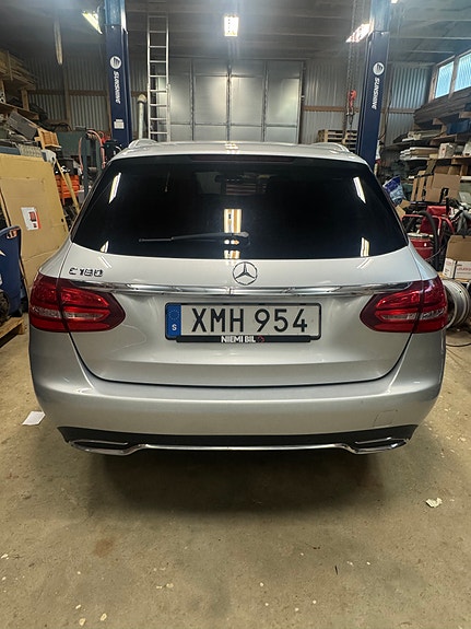 Mercedes-Benz C180 2 of 6