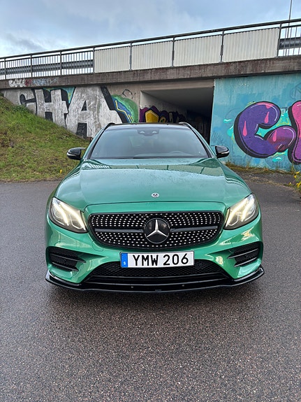 Mercedes-Benz E220 2 of 5