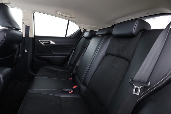 Lexus CT200h 15 of 30