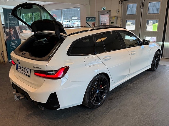 BMW 330e 4 of 5