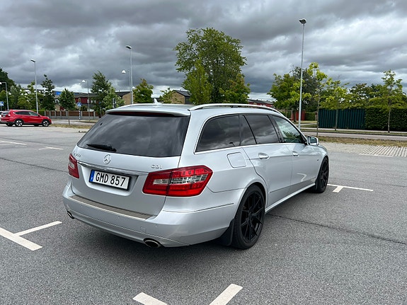 Mercedes-Benz E350 4 of 5