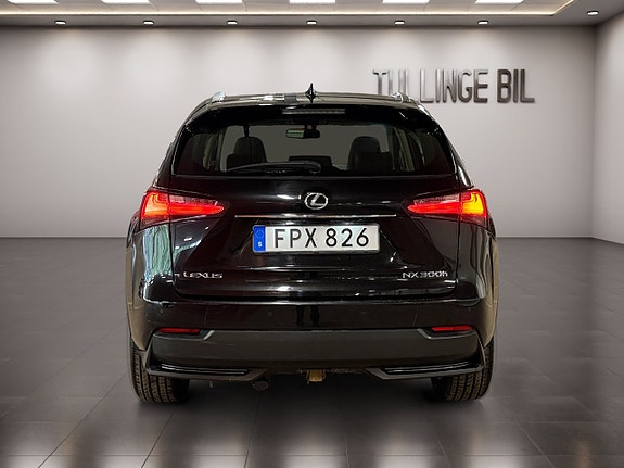 Lexus NX300h 4 of 5