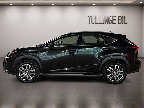 Lexus NX300h 2 of 5