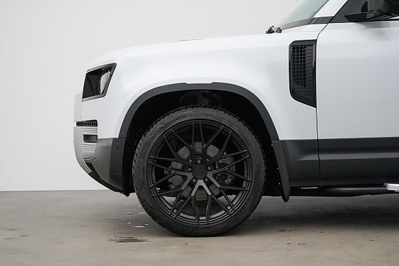 Land Rover Defender 110 2 of 5