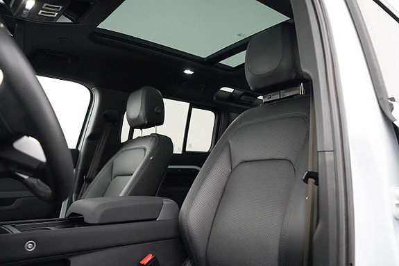 Land Rover Defender 110 5 of 5
