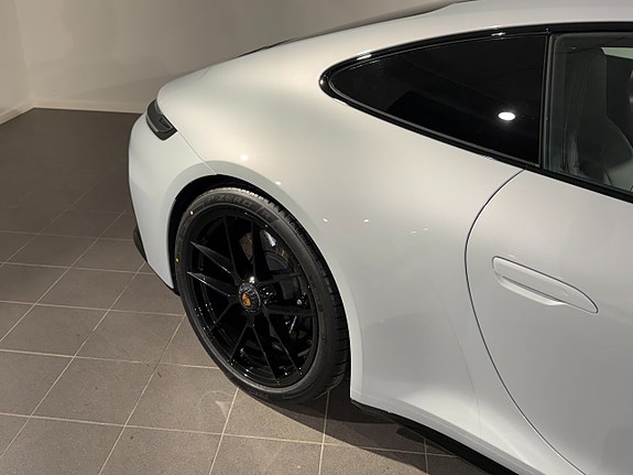 Porsche 911 Carrera 4 GTS 6 of 19