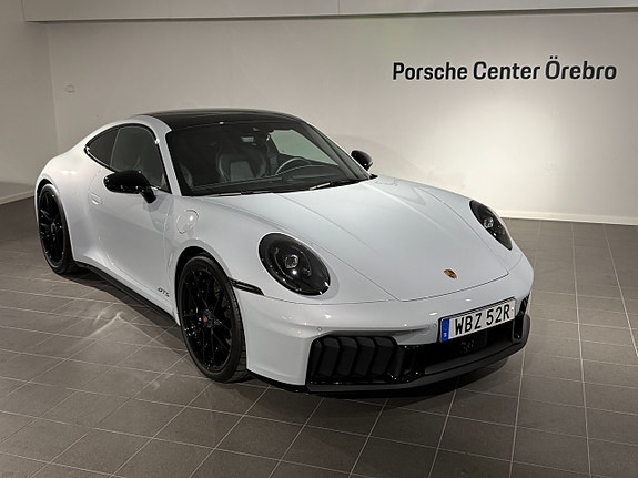 Porsche 911 Carrera 4 GTS 3 of 5