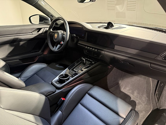 Porsche 911 Carrera 4 GTS 14 of 19