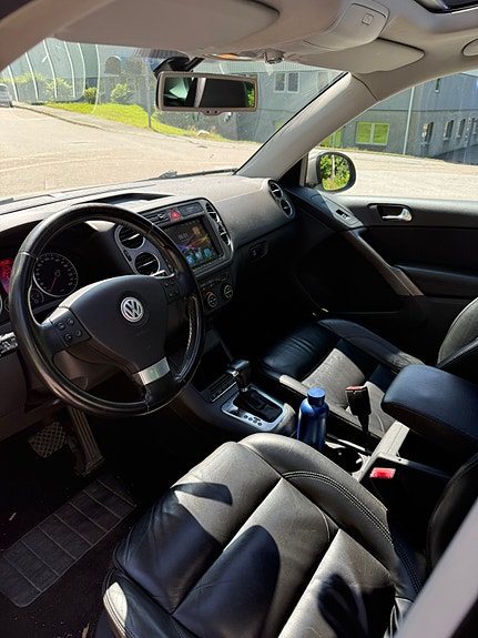 Volkswagen Tiguan 2 of 4