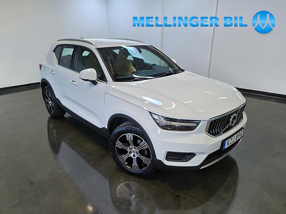 Volvo XC40 2 of 5