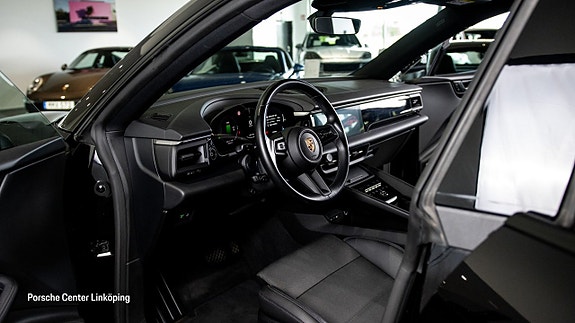 Porsche Macan 4 10 of 23