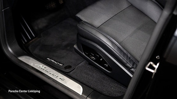 Porsche Macan 4 18 of 23