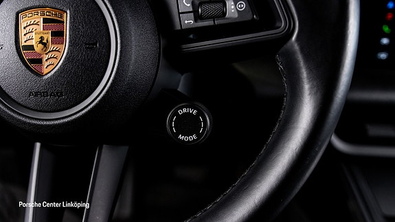 Porsche Macan 4 16 of 23