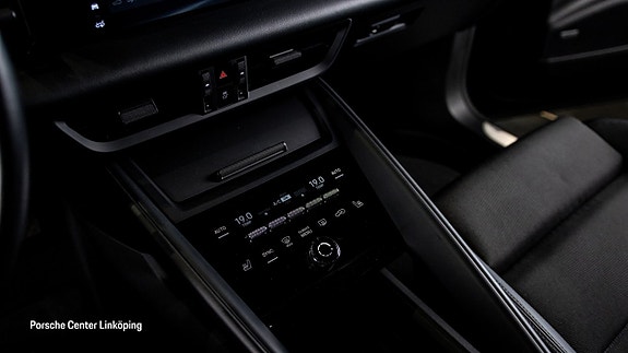 Porsche Macan 4 14 of 23