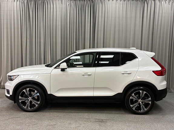 Volvo XC40 2 of 5