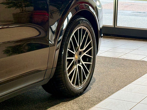 Porsche Cayenne S 8 of 30