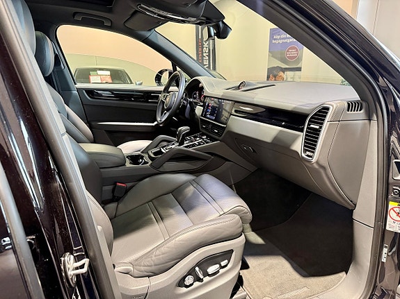 Porsche Cayenne S 10 of 30