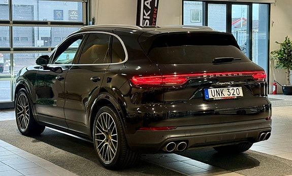 Porsche Cayenne S 3 of 5
