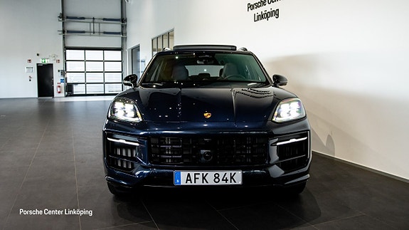 Porsche Cayenne 2 of 5