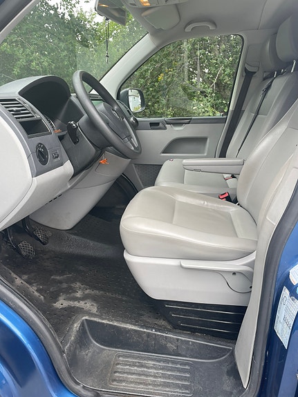 Volkswagen Caravelle 3 of 5