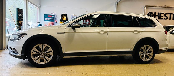 Volkswagen Passat Alltrack 2 of 5