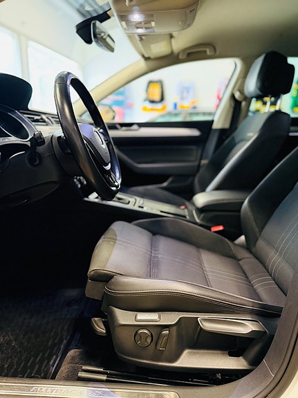 Volkswagen Passat Alltrack 12 of 20