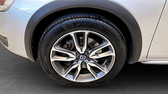 Volvo S60 Cross Country 9 of 12