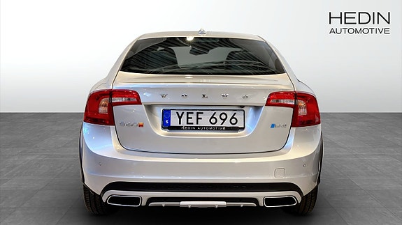 Volvo S60 Cross Country 7 of 12